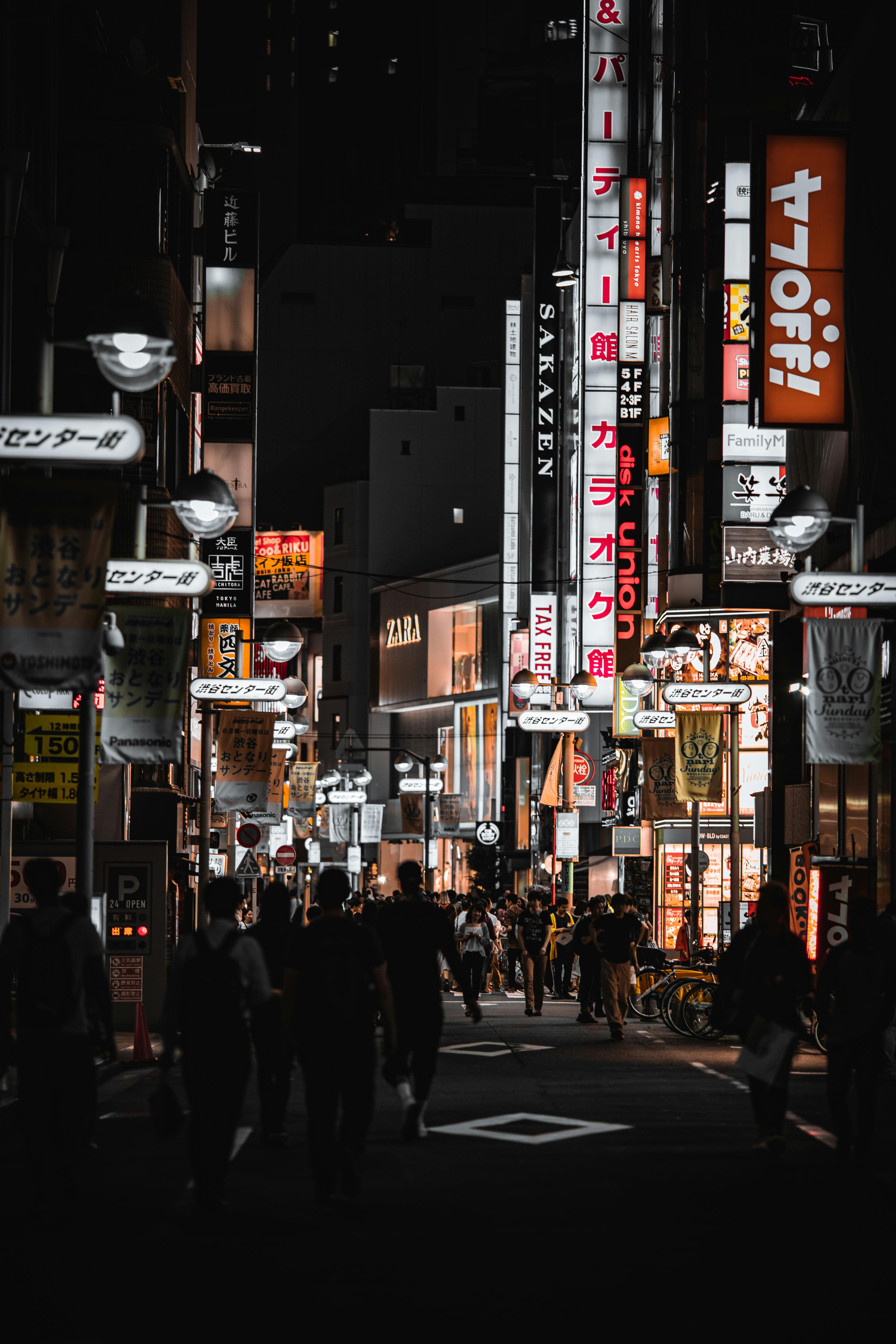 Tokio bei Nacht - Neonlichter und Straßenleben