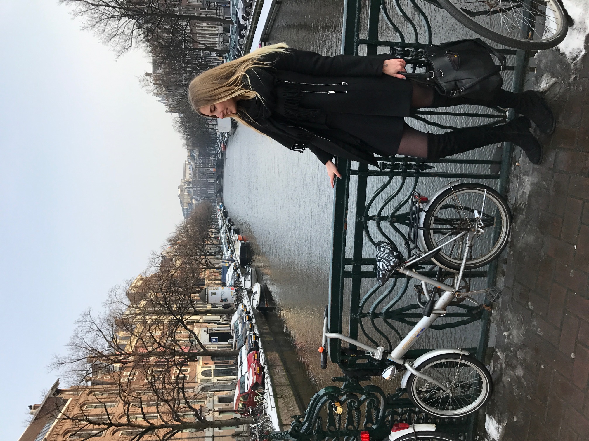 An der Gracht mit Fahrrädern