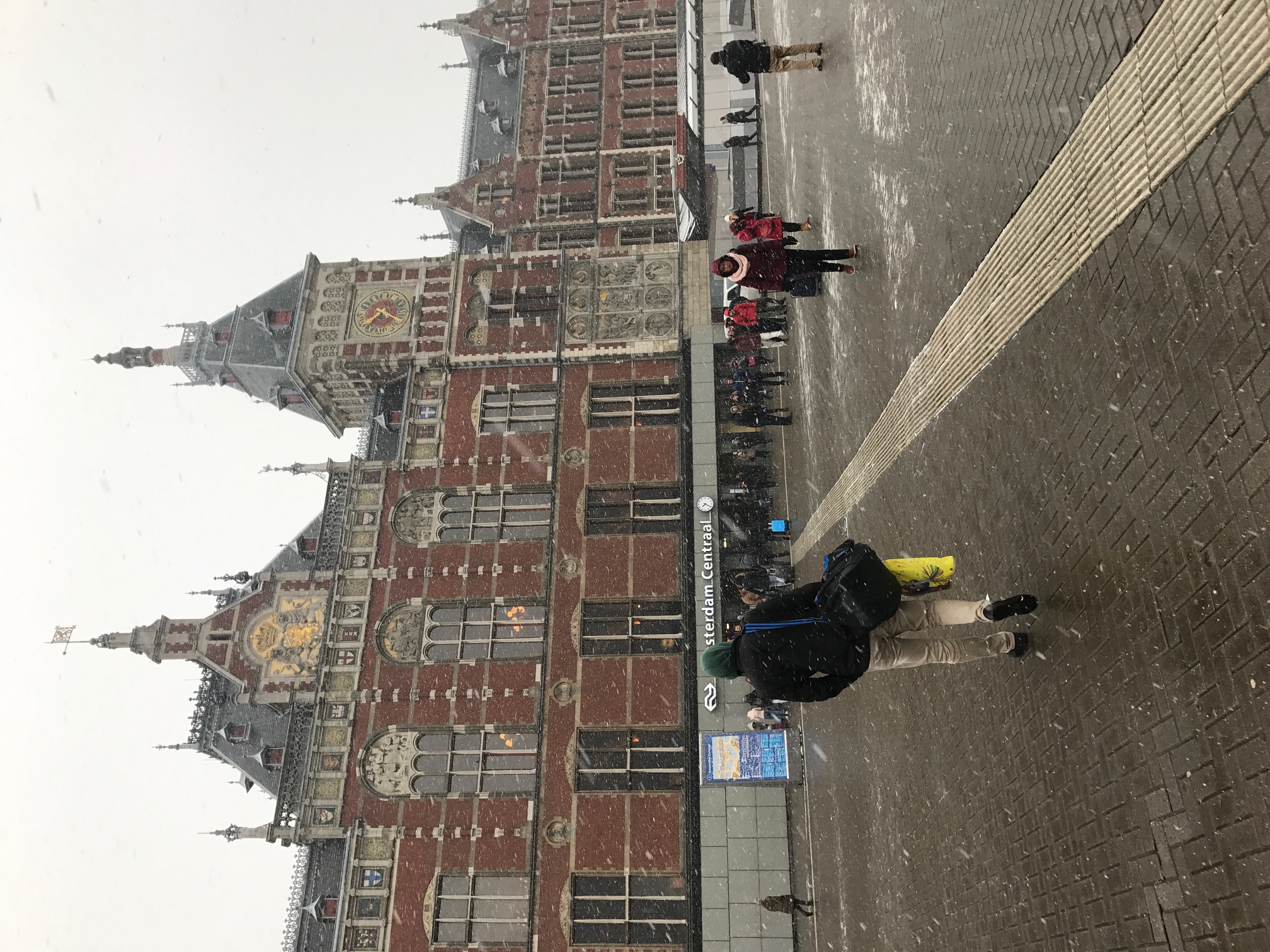 Amsterdam Centraal Bahnhof im Schnee