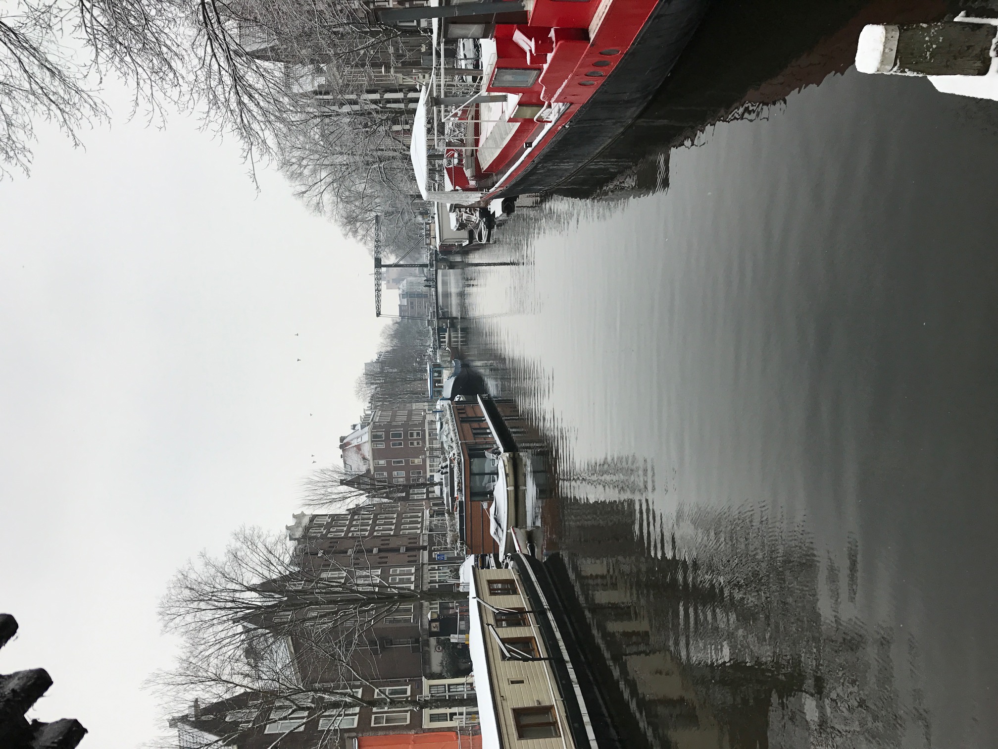 Hausboote an der Gracht im Winter