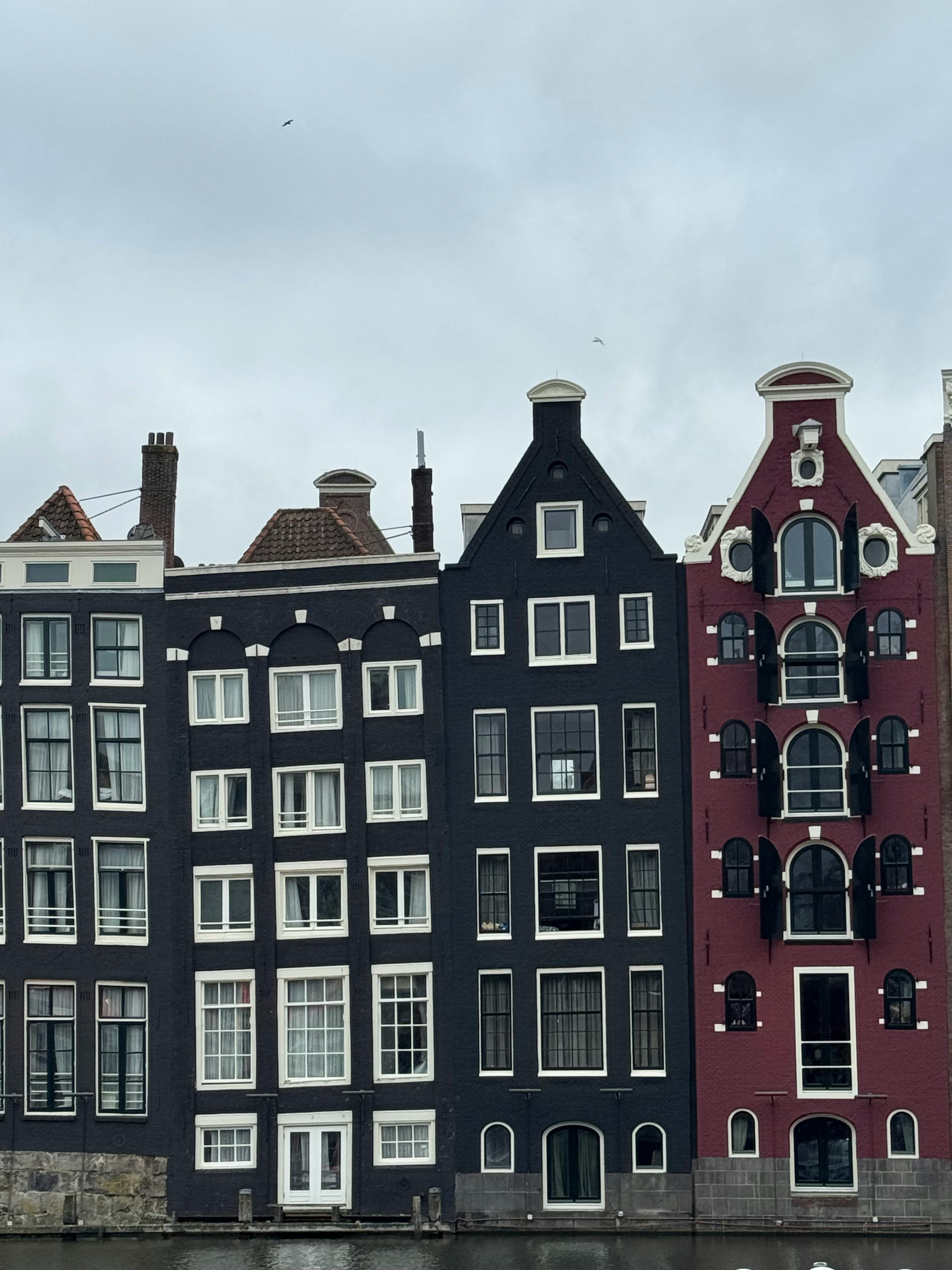 Klassische Amsterdamer Giebelhäuser an der Gracht