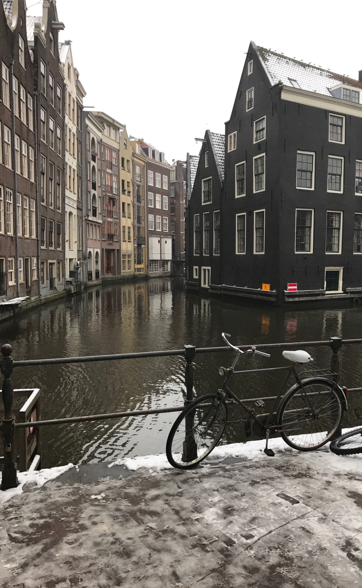 Fahrrad an der Grachtenbrücke im Schnee