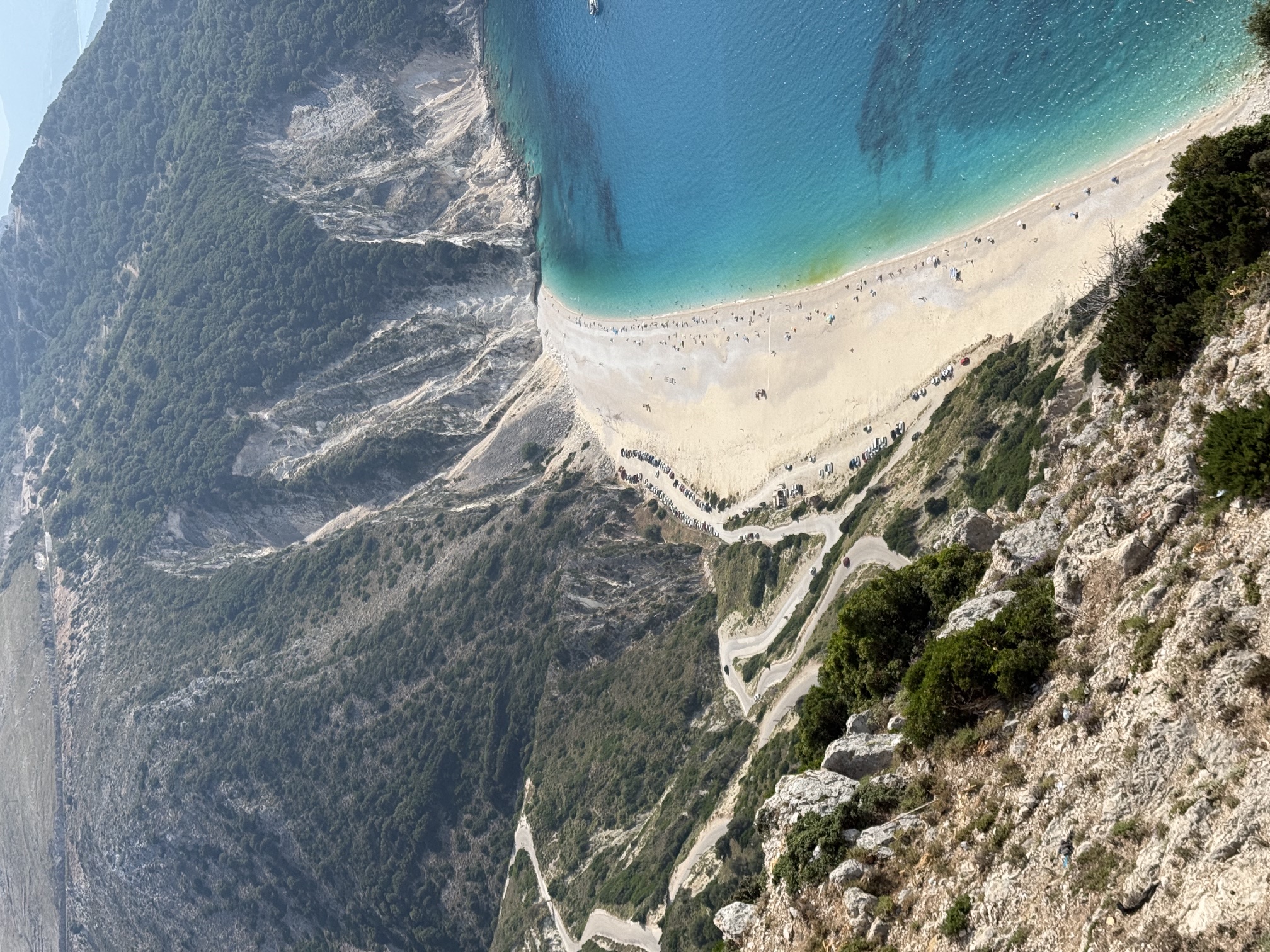 Kefalonia - Myrtos Beach aus der Vogelperspektive, weißer Sandstrand zwischen dramatischen Klippen
