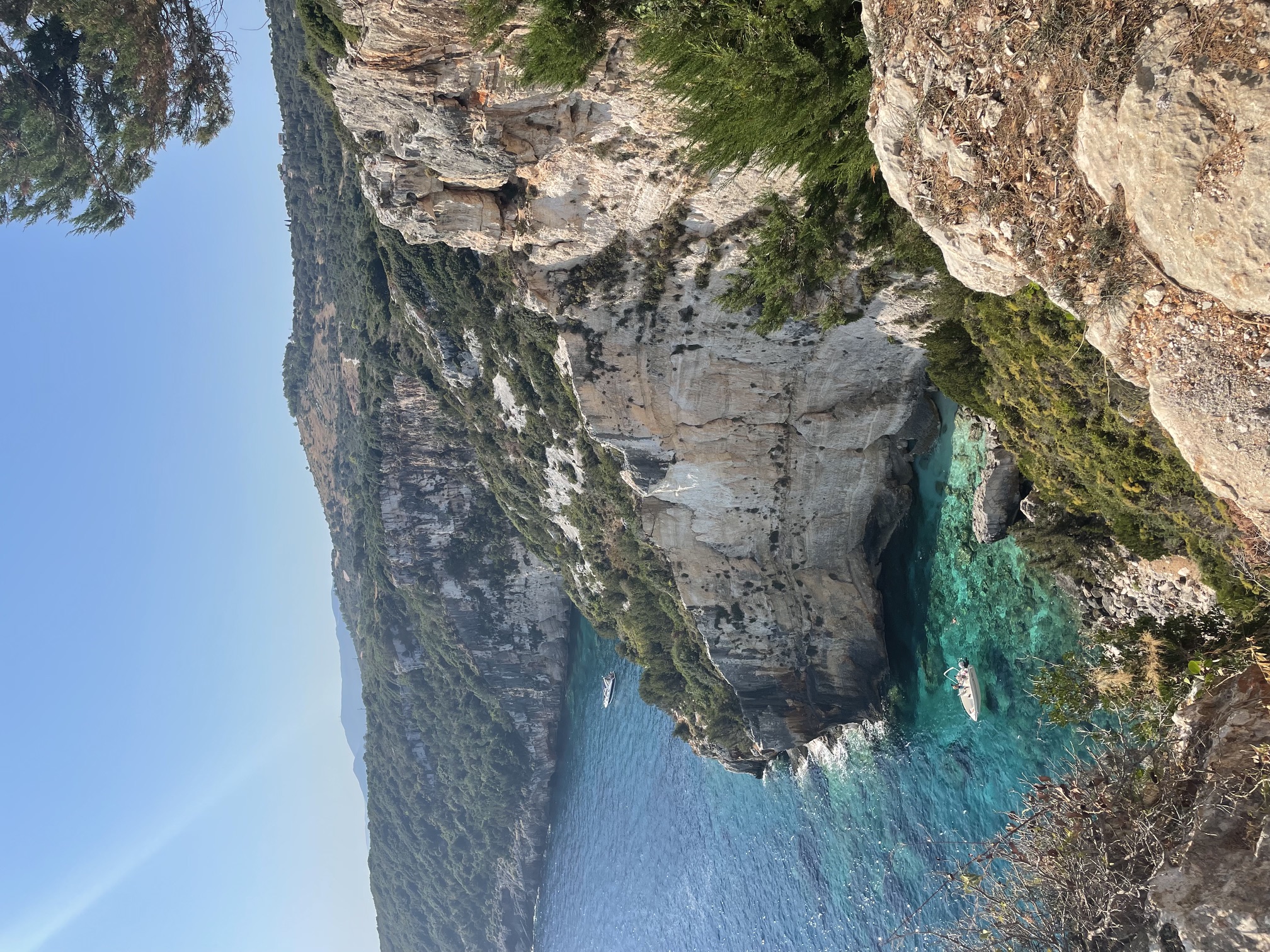 Blick von den Klippen auf eine versteckte Bucht mit türkisblauem Wasser – Zakynthos