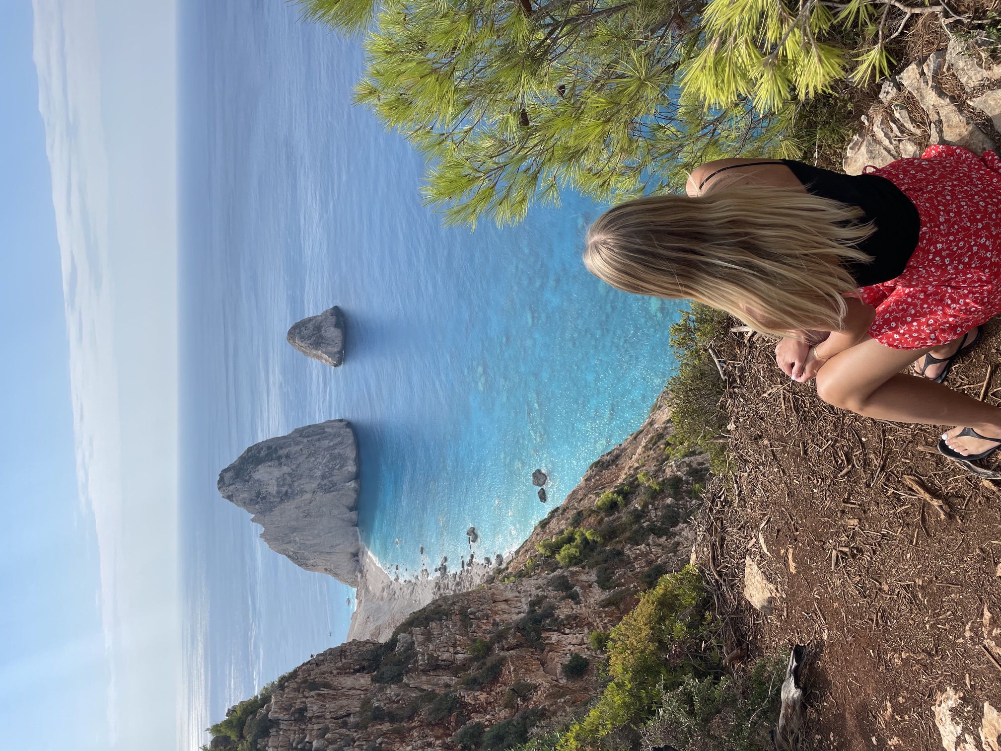 Isa schaut auf die Felsküste und das Ionische Meer bei den Keri Cliffs, Zakynthos