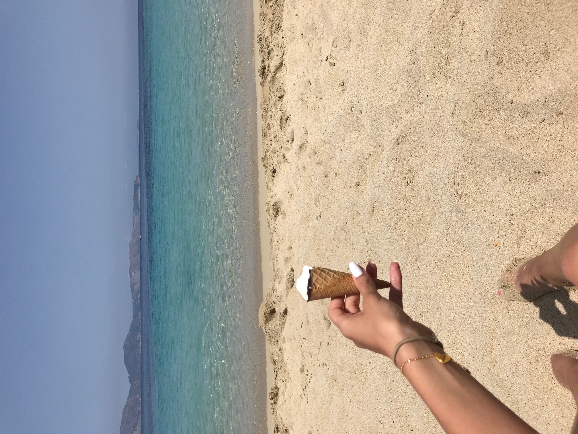 Eis am Strand von Marathonisi – türkisklares Wasser der kleinen Insel bei Zakynthos