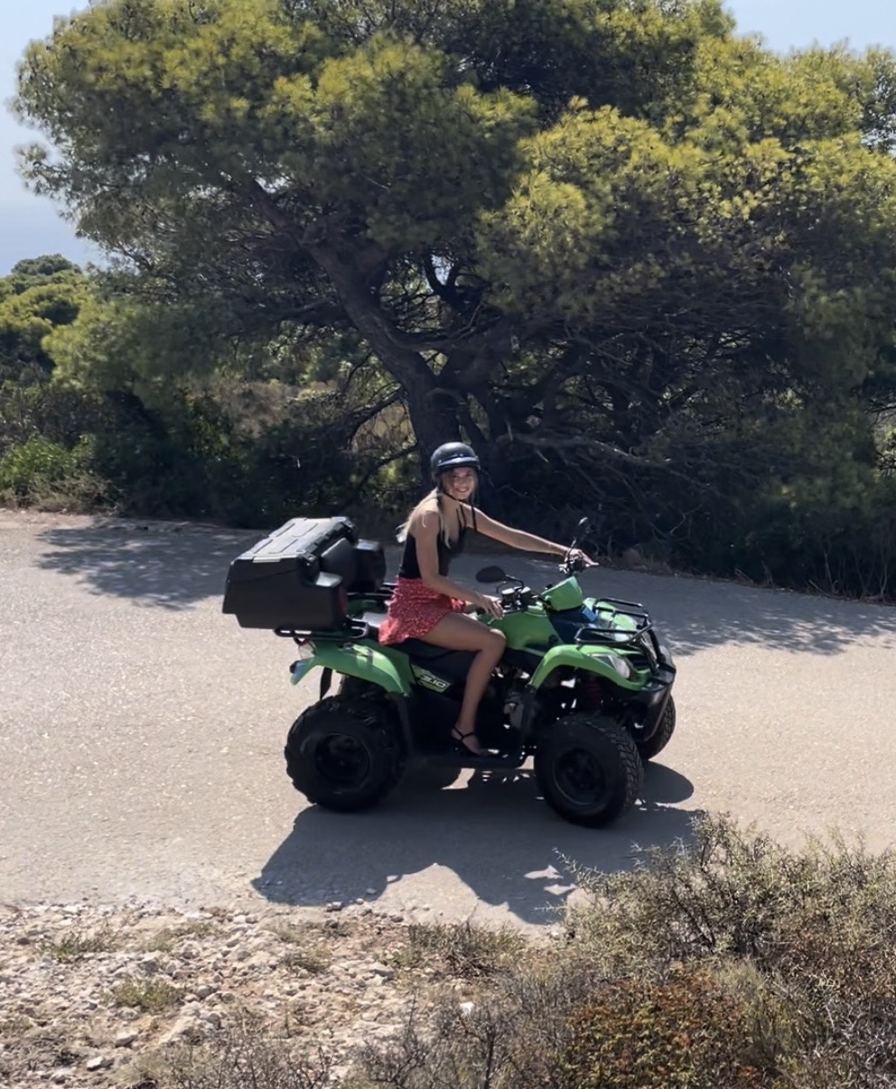 Isa mit Helm auf dem Quad – Zakynthos auf eigene Faust erkunden
