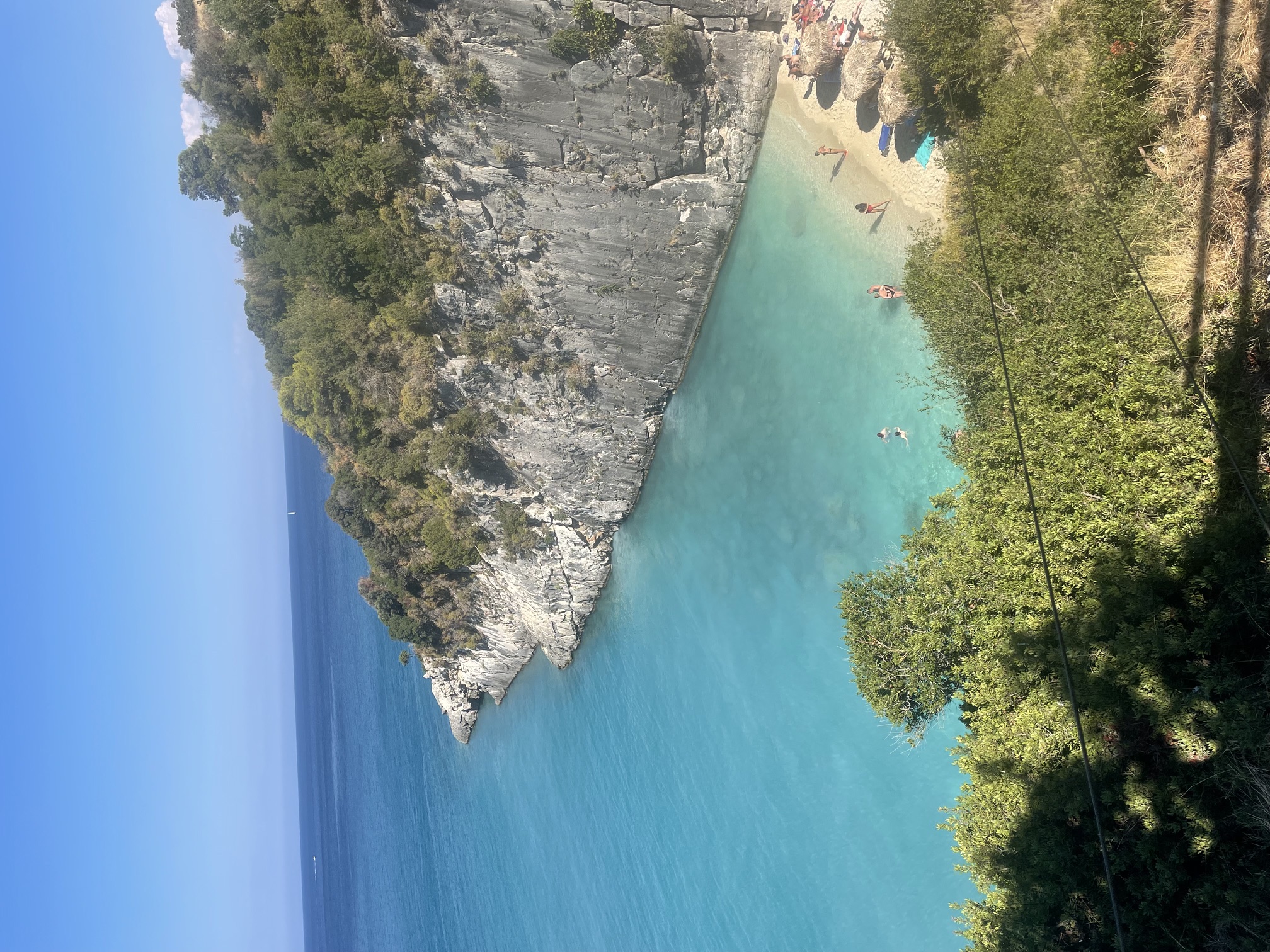 Versteckter Strand bei Xigia Zakynthos – türkisklares Wasser zwischen weißen Klippen von oben
