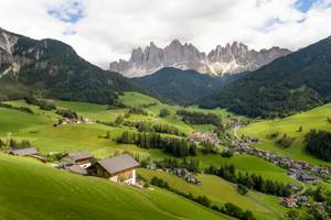 Santa Maddalena Panorama - Bauernhäuser Geislerspitzen Villnößtal
