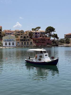 Kefalonia - Assos Dorf mit bunten Häusern und Boot im Hafen