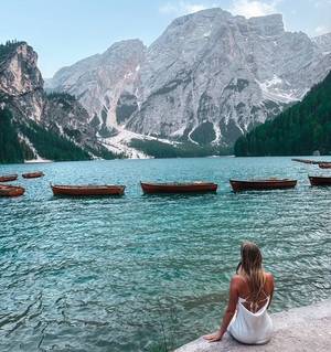 Lago di Braies - Bootshaus und Berggipfel