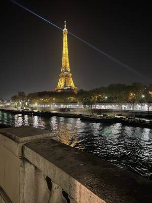 Eiffelturm bei Nacht Paris – goldenes Lichterspiel jede volle Stunde