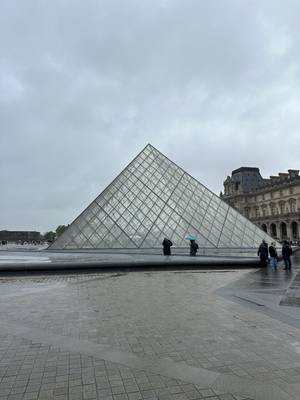 Glaspyramide Louvre Paris - ikonischer Museumseingang bei Tag