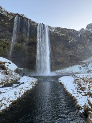 Island Rundreise 5 Tage – Landschaft mit Gewässer und Wolken