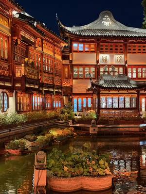 Yu Garden Shanghai bei Nacht – Laternen und Wasserspiegelung