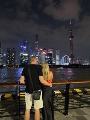North Bund Green Land Shanghai – silberne Kugeln Skyline Spiegelung