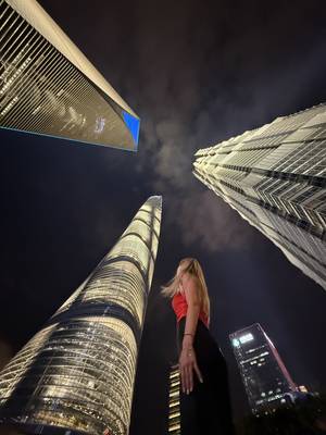 Lujiazui Shanghai – Three-Piece Set von unten Cyberpunk
