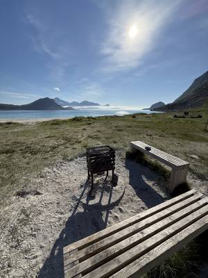 Rastplatz mit Sitzbänken am Strand - Strand-Hopping auf den Lofoten