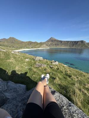 Haukland Beach von oben - Ausblick über die Bucht, Lofoten
