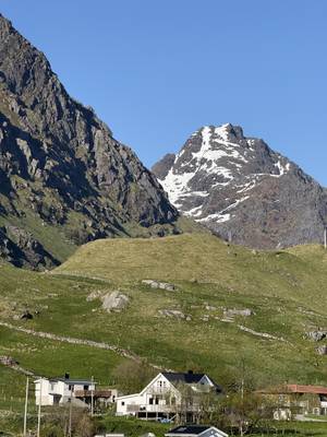 Unstad - Dorf zwischen schneebedeckten Bergen und Meer, Lofoten