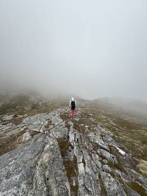 Aufstieg auf den Offersøykammen im Nebel, Lofoten