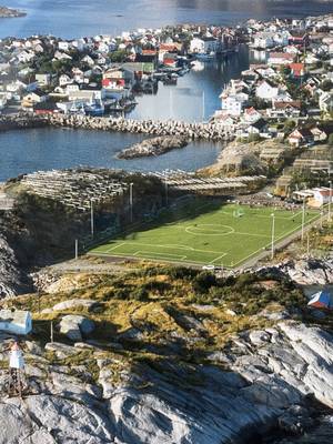 Henningsvær - der berühmte Fußballplatz auf der Schäre, Lofoten