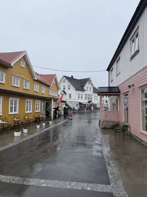 Henningsvær - bunte Holzhäuser im Ortszentrum, Lofoten