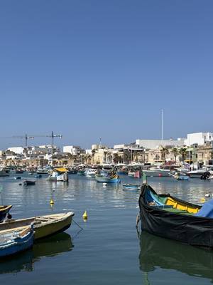 Bunte Luzzu-Fischerboote im Hafen von Marsaxlokk, Malta