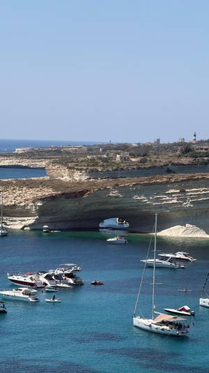 Ankernde Boote und Felshöhlen bei Ta' Kalanka, Malta