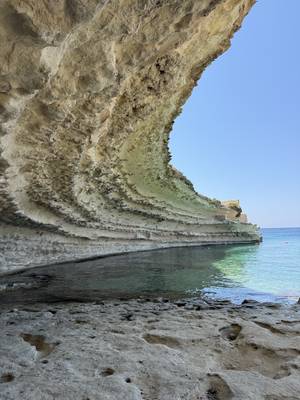 Schmaler Felskanal an der Küste der Halbinsel Delimara, Malta