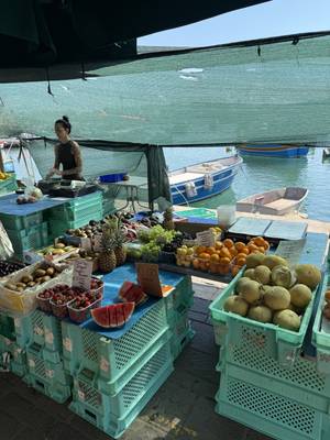Marktstände mit Obst am Hafen von Marsaxlokk, Malta