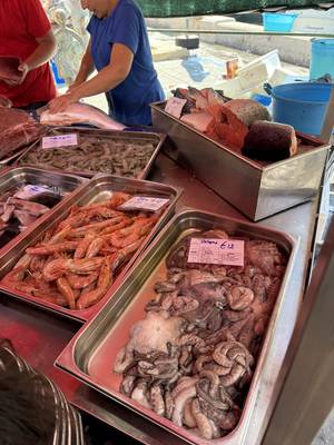 Fischmarkt in Marsaxlokk - frischer Oktopus und Garnelen, Malta