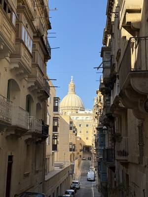 Gasse in Valletta mit Blick auf die Kuppel der Karmeliterkirche, Malta