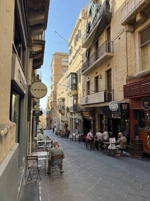 Cafés in den Gassen von Valletta, Malta