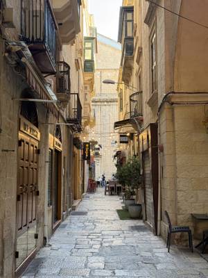 Enge Gasse mit Lichterketten in Valletta, Malta