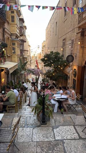 Abendstimmung auf den Treppenstufen von Valletta - Restaurants soweit das Auge reicht