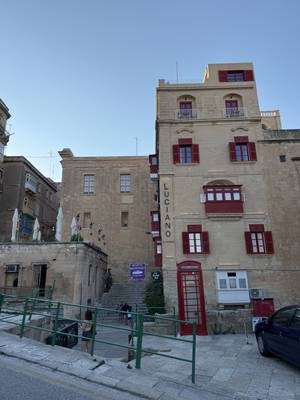 Rote Telefonzelle und typische Balkone in Valletta, Malta