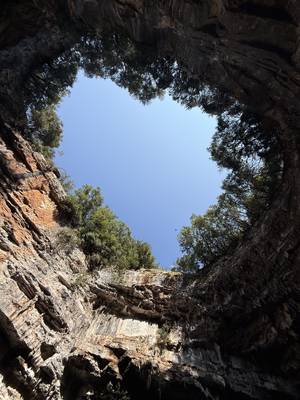 Kefalonia - Blick durch natürliches Felsloch zum blauen Himmel
