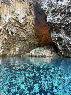 Kefalonia - kristallklares türkises Höhlenwasser an Felswand