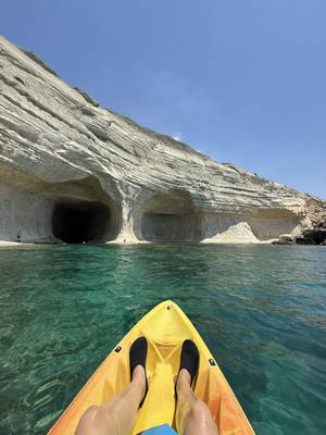 Mit dem Kajak entlang der weißen Kalksteinklippen, Malta