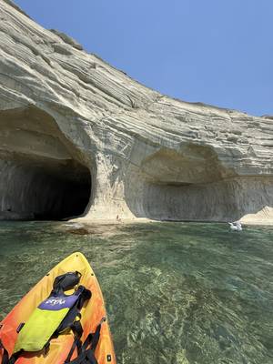 Die Höhlen in den Kalksteinklippen vom Kajak aus, Malta