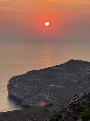 Die Sonne versinkt im Meer an den Dingli Cliffs, Malta