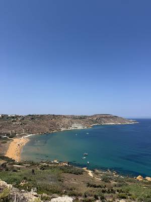 Blick über die Ramla Bay mit ihrem rötlichen Sandstrand, Gozo