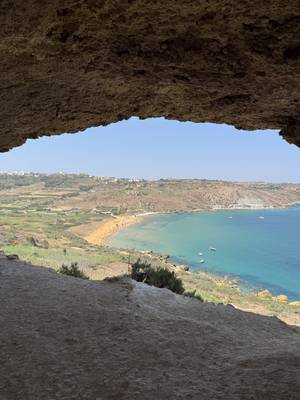 Der berühmte Blick aus der Tal-Mixta Cave auf die Ramla Bay, Gozo