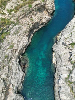 Die schmale Meeresschlucht Wied il-Ghasri von oben, Gozo
