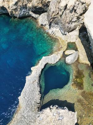 Das Blue Hole bei Dwejra aus der Luft, Gozo