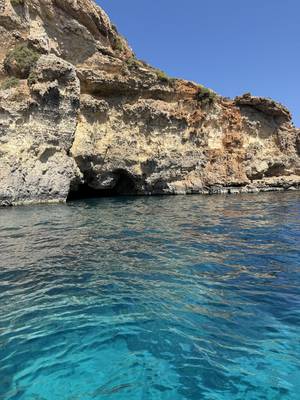 Kristallklares Wasser an den Klippen von Comino, Malta
