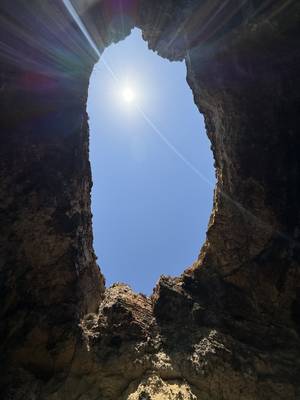 Felsöffnung mit Blick in den Himmel - die Höhlen von Comino, Malta
