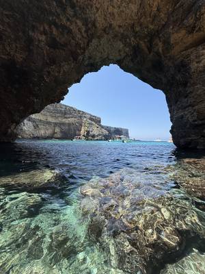 Blick aus der Meereshöhle auf die Klippen von Comino, Malta