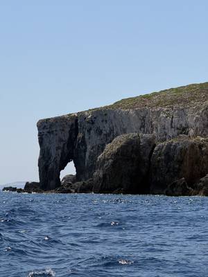 Felsentor an der Küste von Comino, Malta